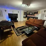 Modern 2 Bedroom Apartment Unbeatable City Centre Location!