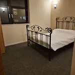 Modern 2 Bedroom Apartment Unbeatable City Centre Location!