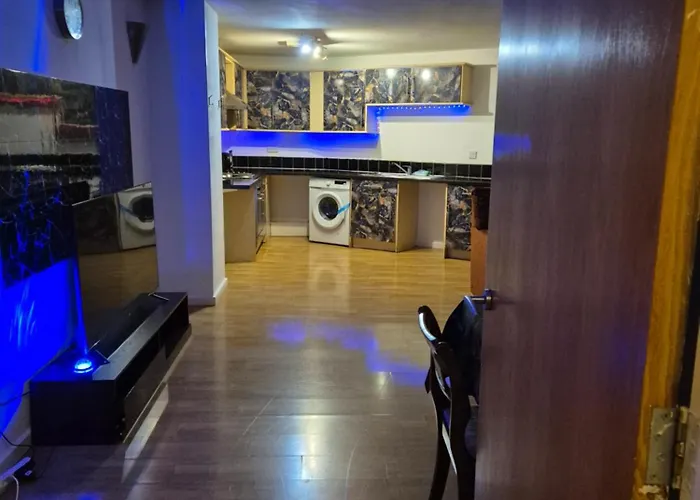 Modern 2 Bedroom Apartment Unbeatable City Centre Location!
