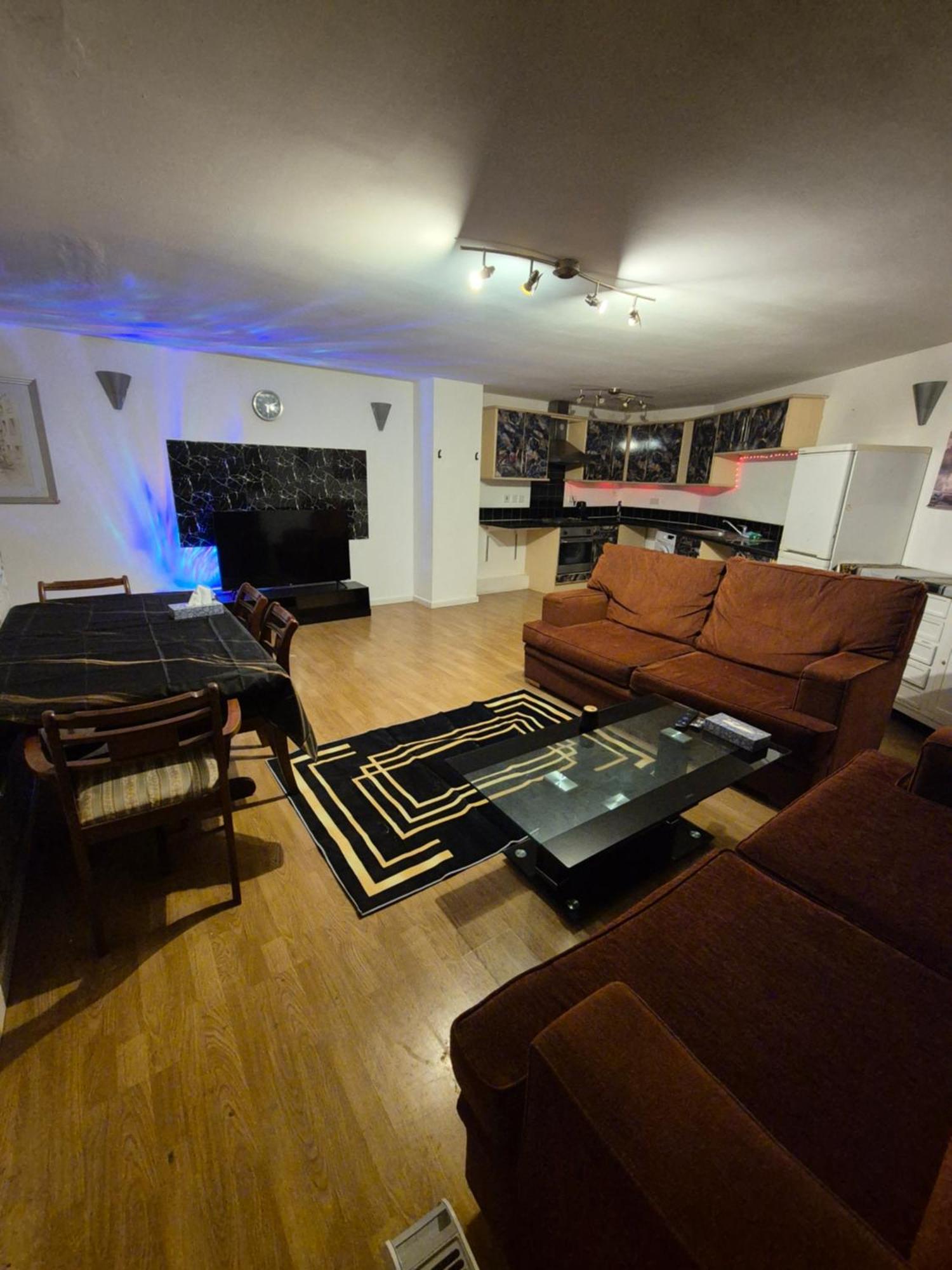 Modern 2 Bedroom Unbeatable Centre Location! Apartment