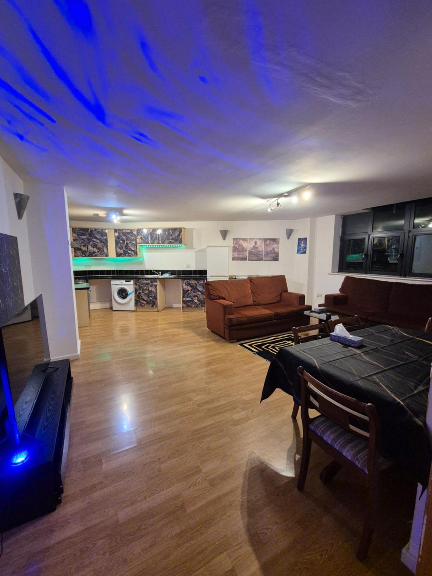 Modern 2 Bedroom Unbeatable Centre Location! *