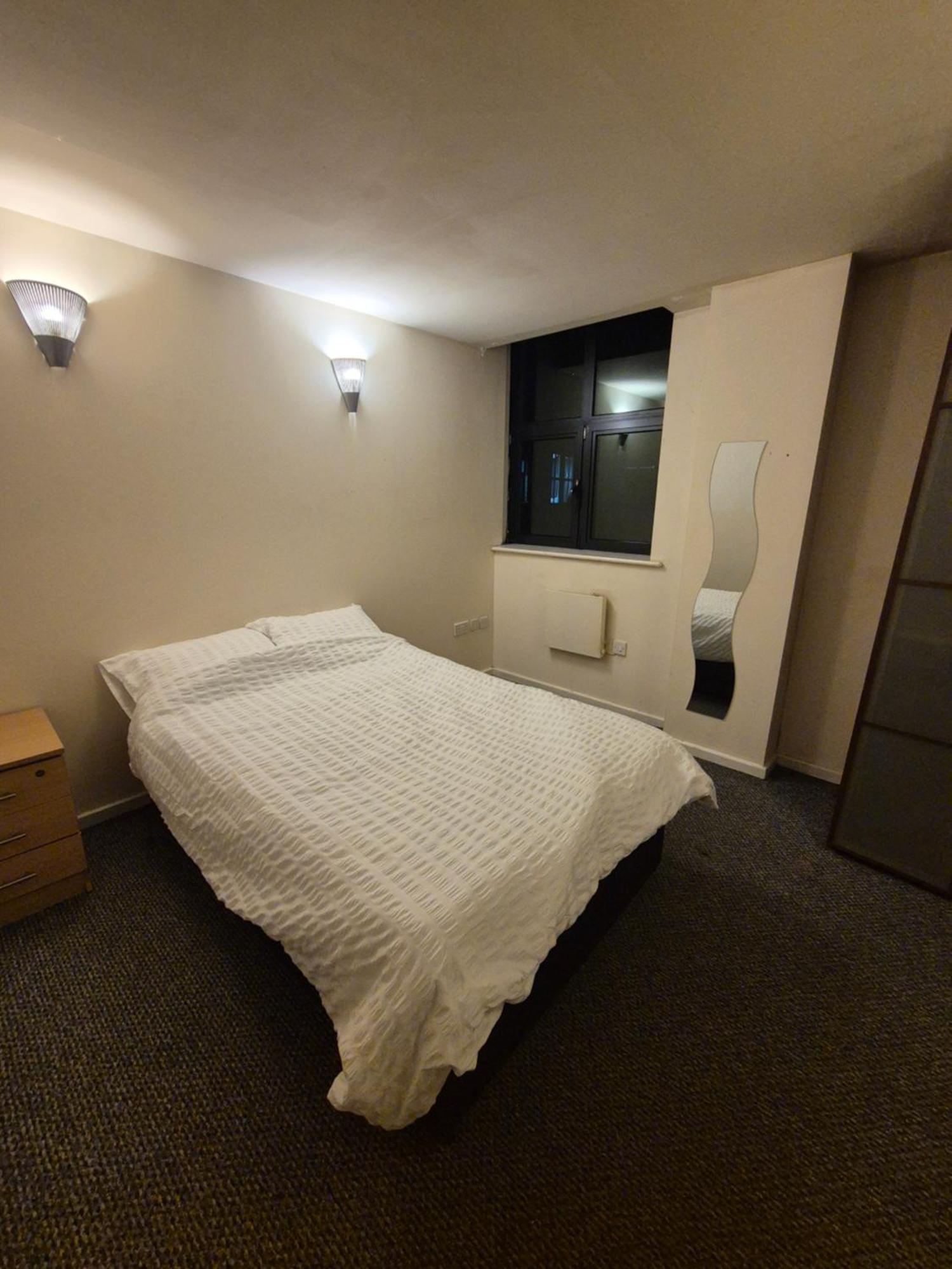 Modern 2 Bedroom Unbeatable Centre Location!