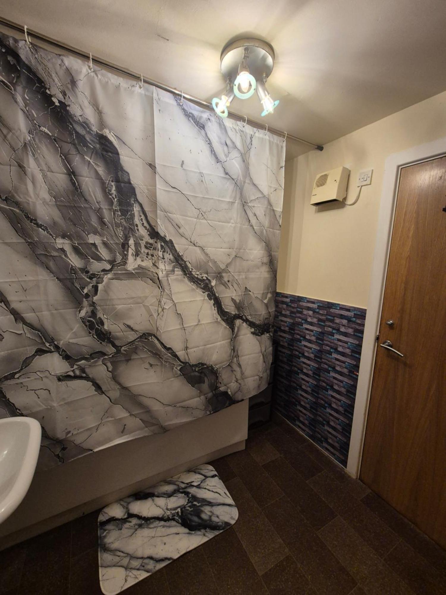 Modern 2 Bedroom Unbeatable Centre Location! Apartment *