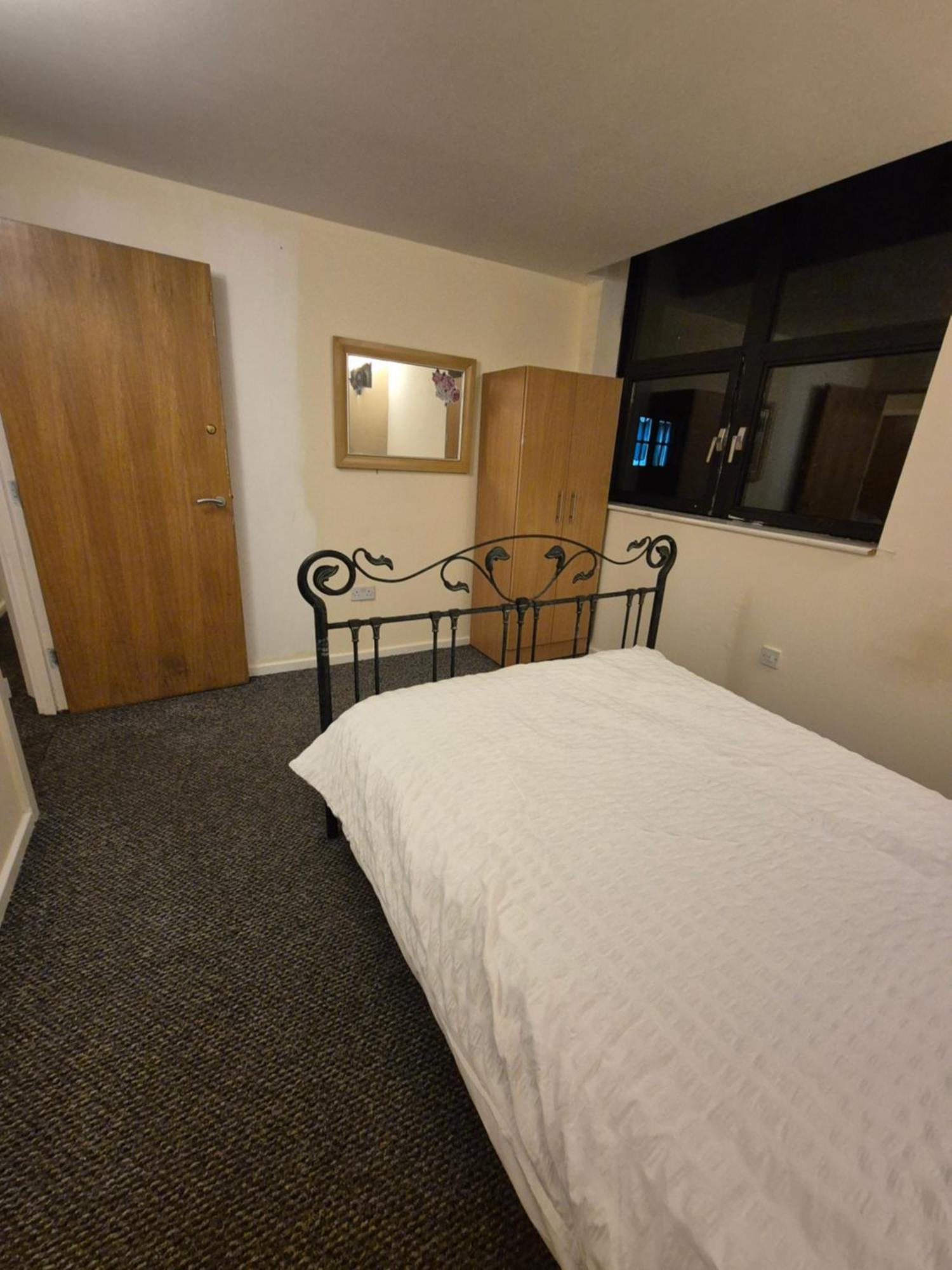 Apartment Modern 2 Bedroom Unbeatable Centre Location! *
