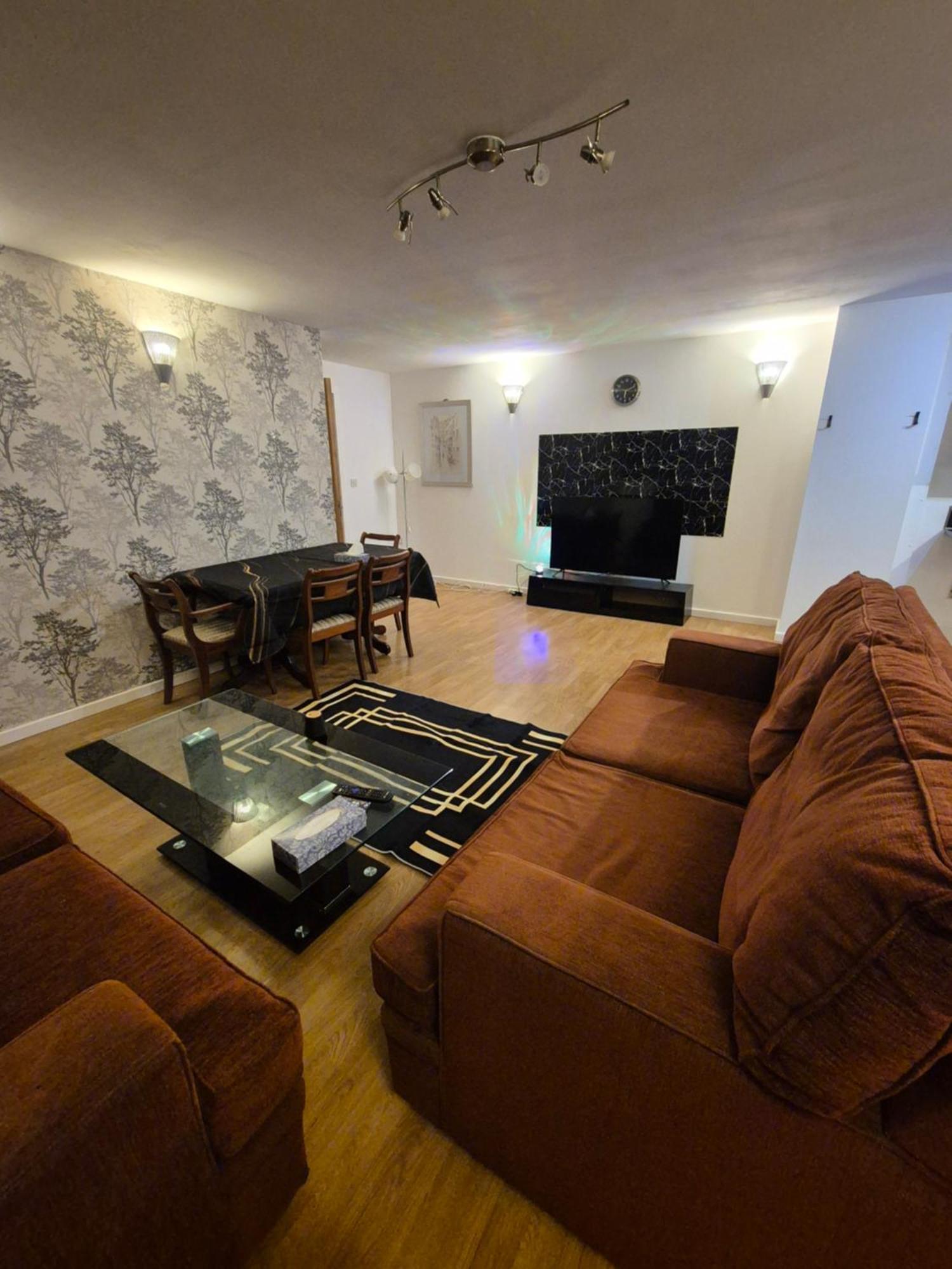 Modern 2 Bedroom Unbeatable Centre Location! Apartment