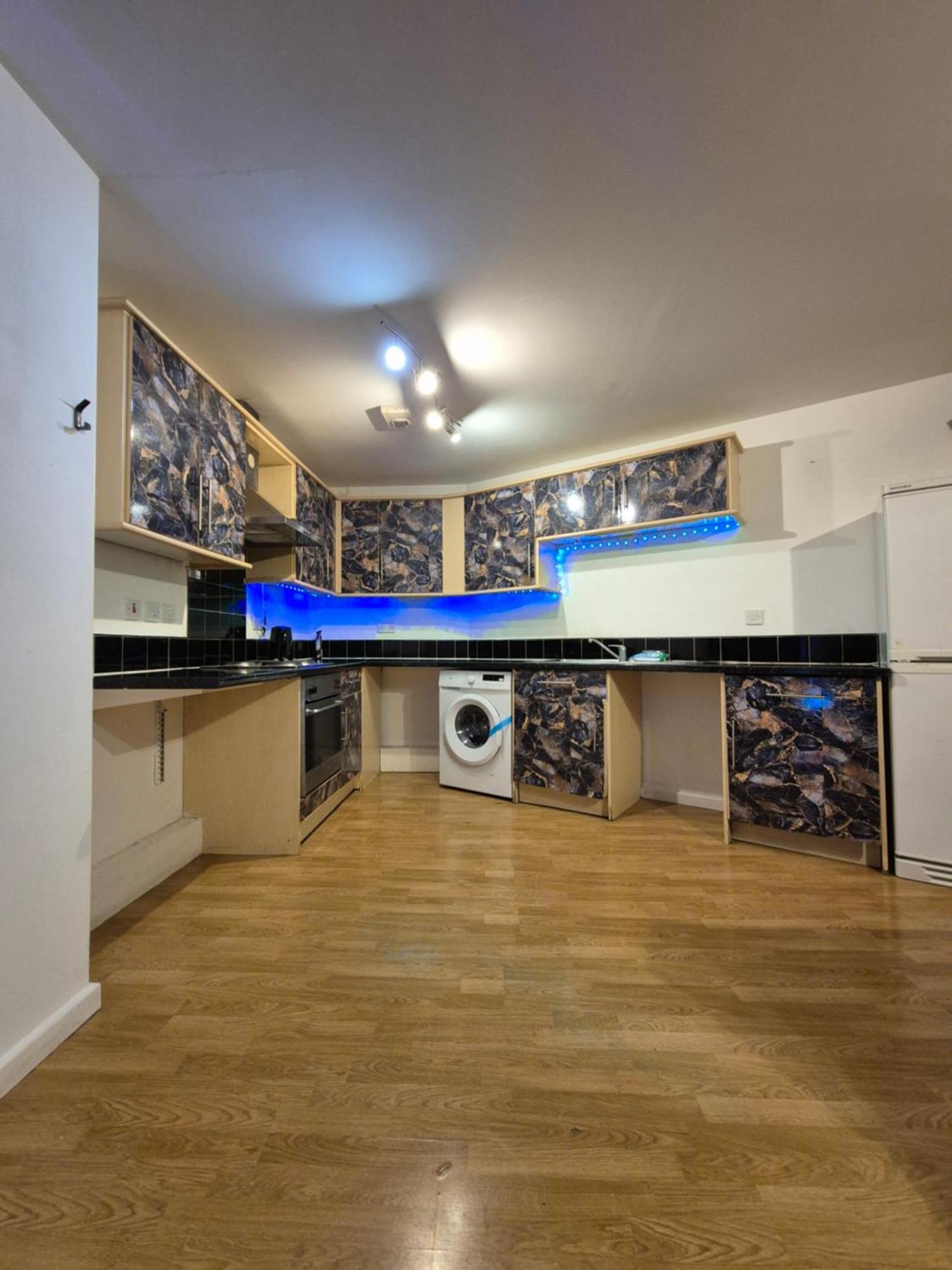 Modern 2 Bedroom Unbeatable Centre Location! Apartment